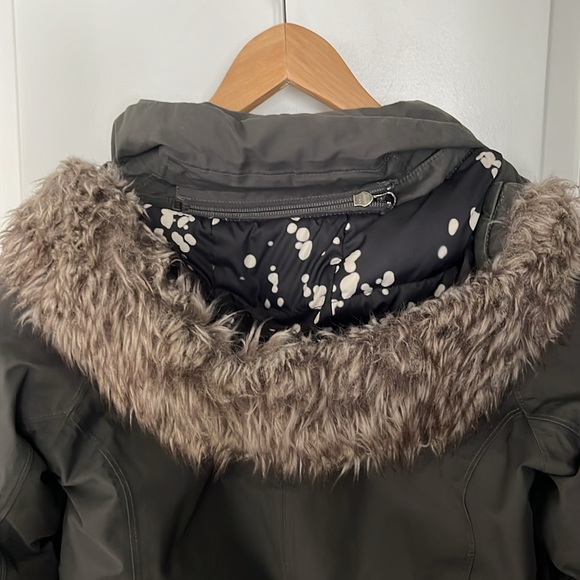 The North Face Women’s Artic Down Parka with hood and faux fur trim in CC13 Gray - Picture 6 of 7